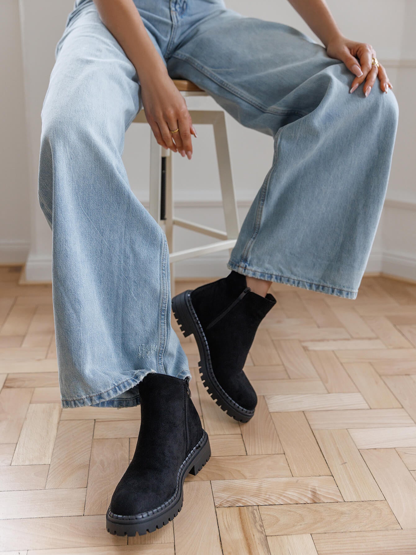 BOTTINES CHELSEA NOIRES EN SUÉDINE AVEC SEMELLE CRANTÉE - Casualmode.fr