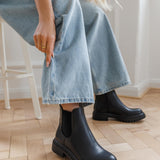 BOTTINES CHELSEA NOIRES EN SIMILI CUIR AVEC SEMELLE CRANTÉE - Casualmode.fr