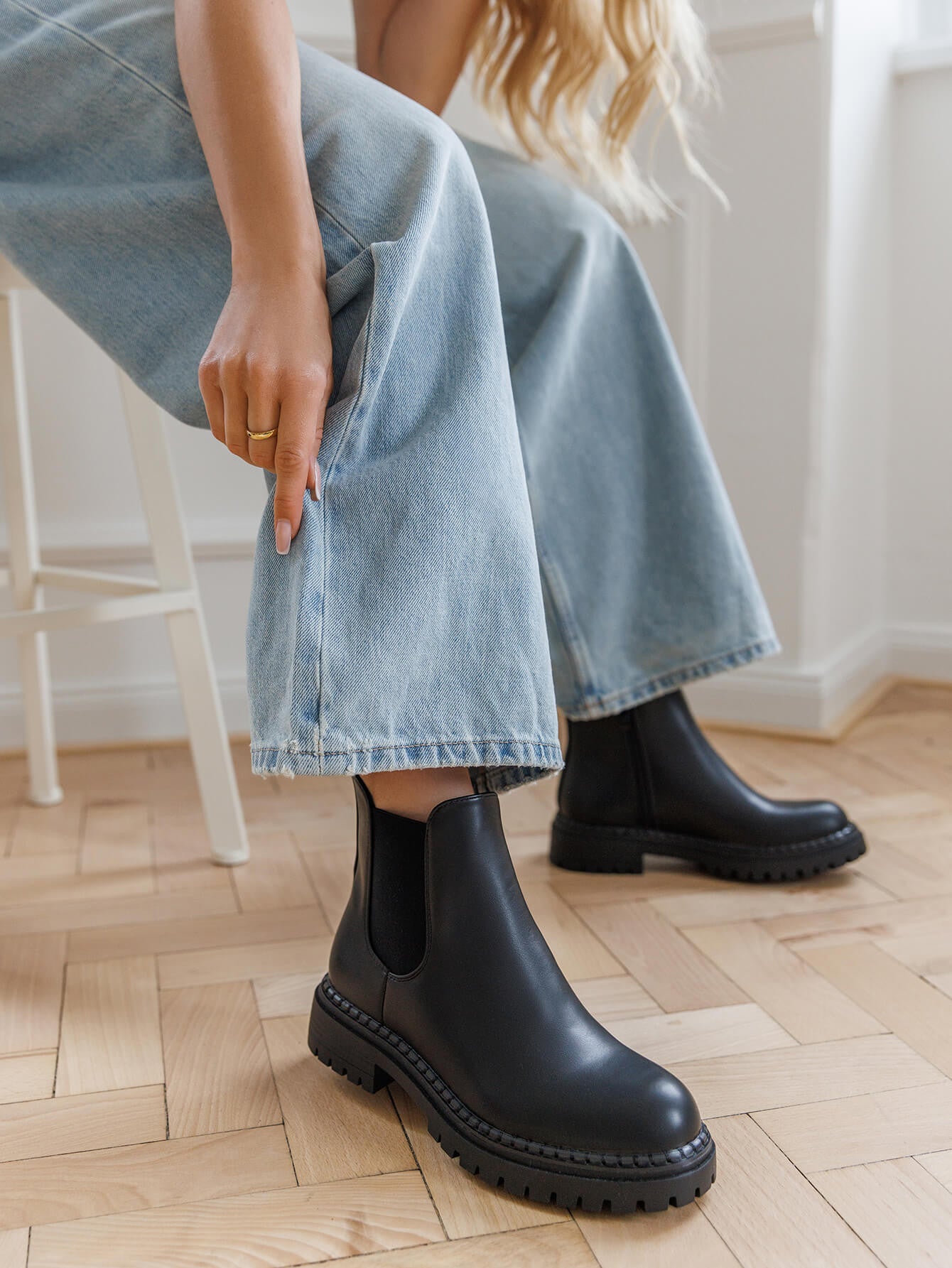 BOTTINES CHELSEA NOIRES EN SIMILI CUIR AVEC SEMELLE CRANTÉE - Casualmode.fr