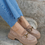 MOCASSINS BEIGE EN SUÉDINE AVEC SEMELLE CRANTÉE ET DÉTAIL MÉTALLIQUE - Casualmode.fr