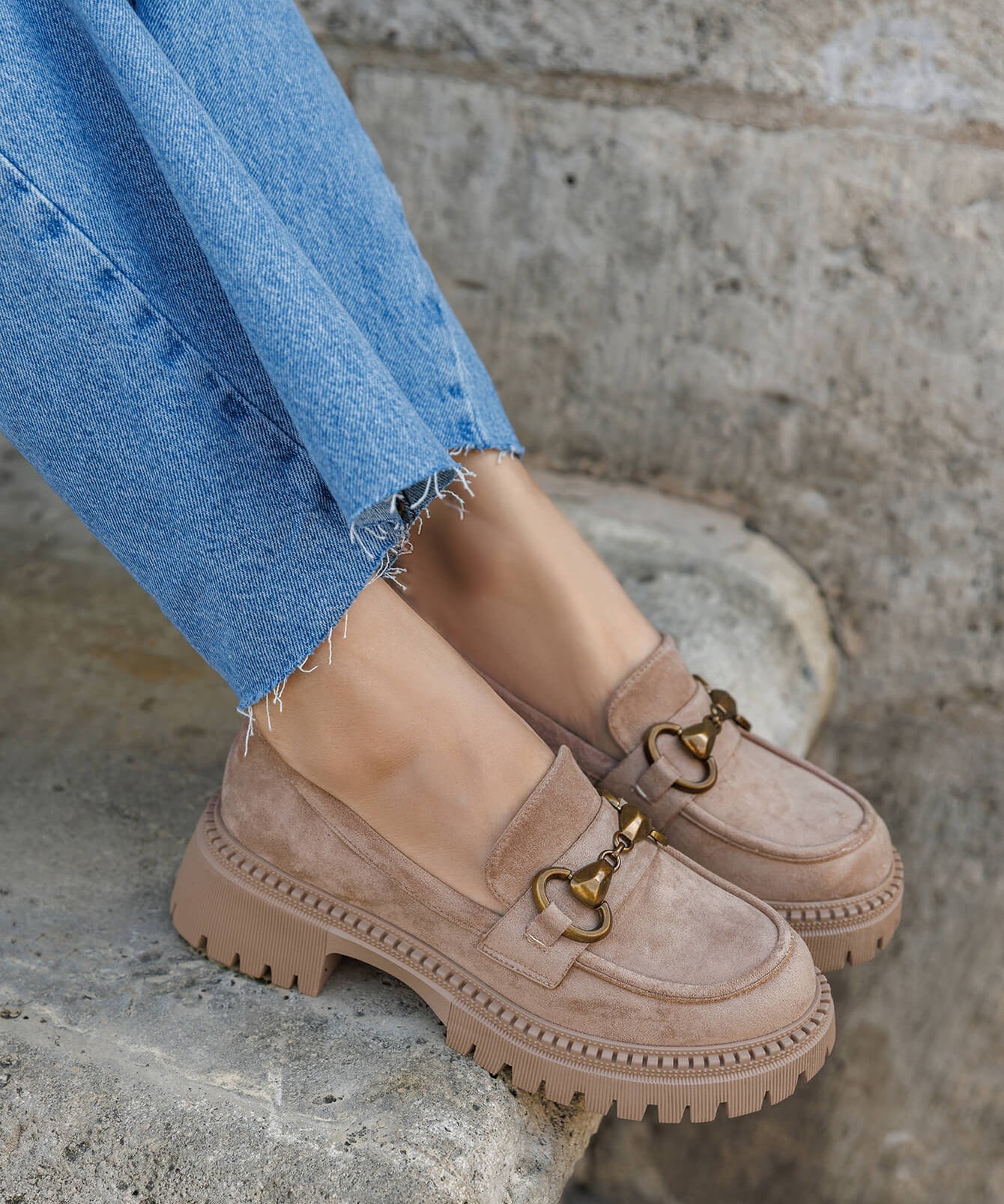 MOCASSINS BEIGE EN SUÉDINE AVEC SEMELLE CRANTÉE ET DÉTAIL MÉTALLIQUE - Casualmode.fr