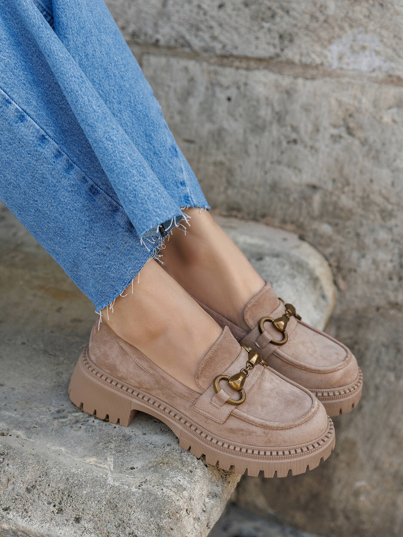 MOCASSINS BEIGE EN SUÉDINE AVEC SEMELLE CRANTÉE ET DÉTAIL MÉTALLIQUE - Casualmode.fr