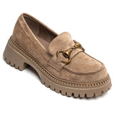 MOCASSINS BEIGE EN SUÉDINE AVEC SEMELLE CRANTÉE ET DÉTAIL MÉTALLIQUE - Casualmode.fr