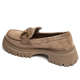 MOCASSINS BEIGE EN SUÉDINE AVEC SEMELLE CRANTÉE ET DÉTAIL MÉTALLIQUE - Casualmode.fr