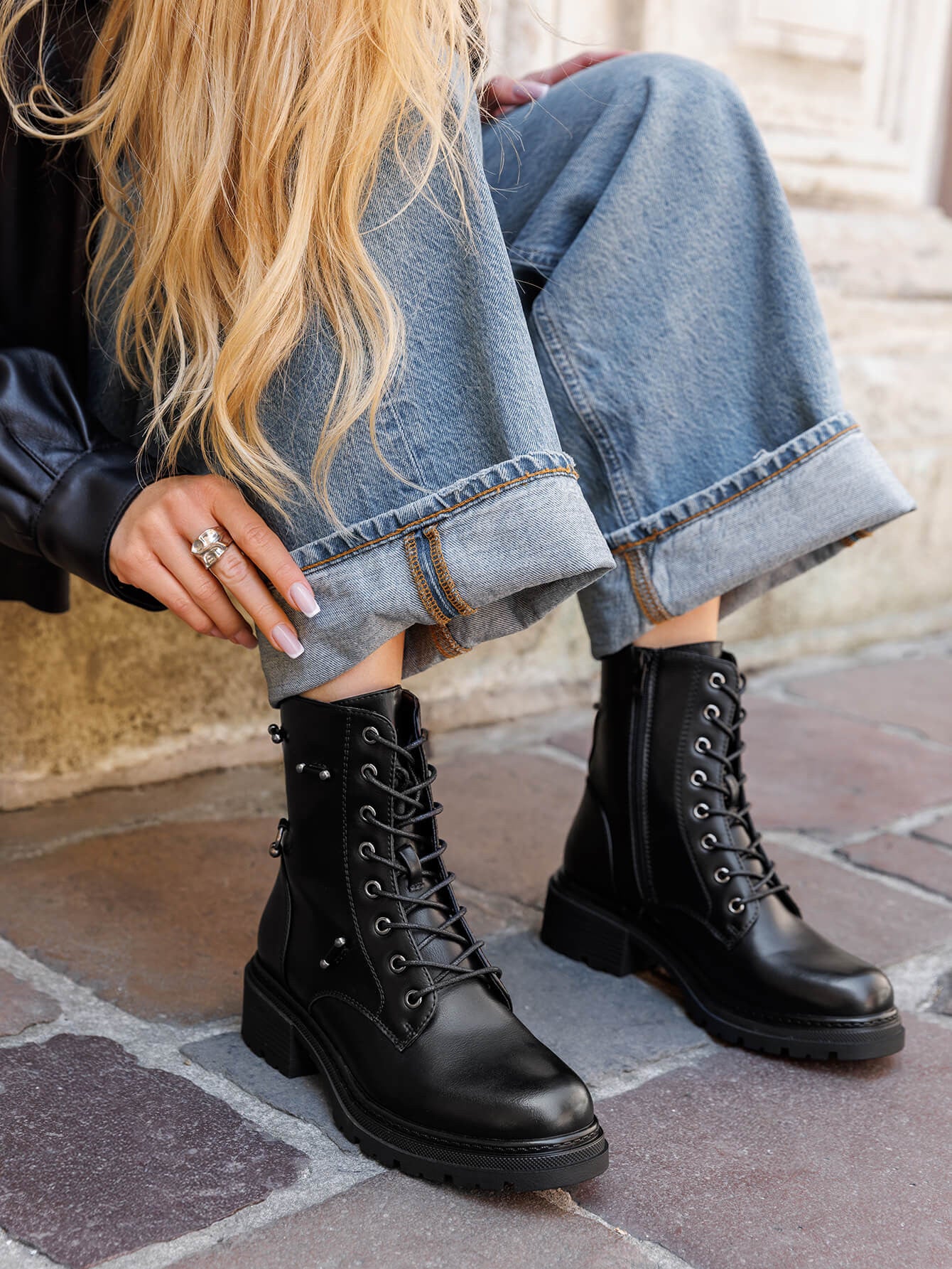 RANGERS NOIRES À LACETS AVEC SEMELLE CRANTÉE - Casualmode.fr