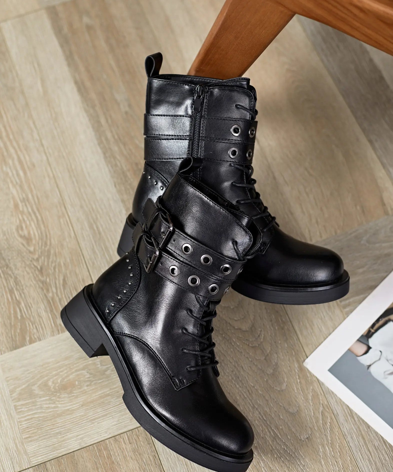 BOTTINES NOIRES FEMME AVEC DOUBLE BOUCLE ET CLOUS DÉCORATIFS - Casualmode.fr