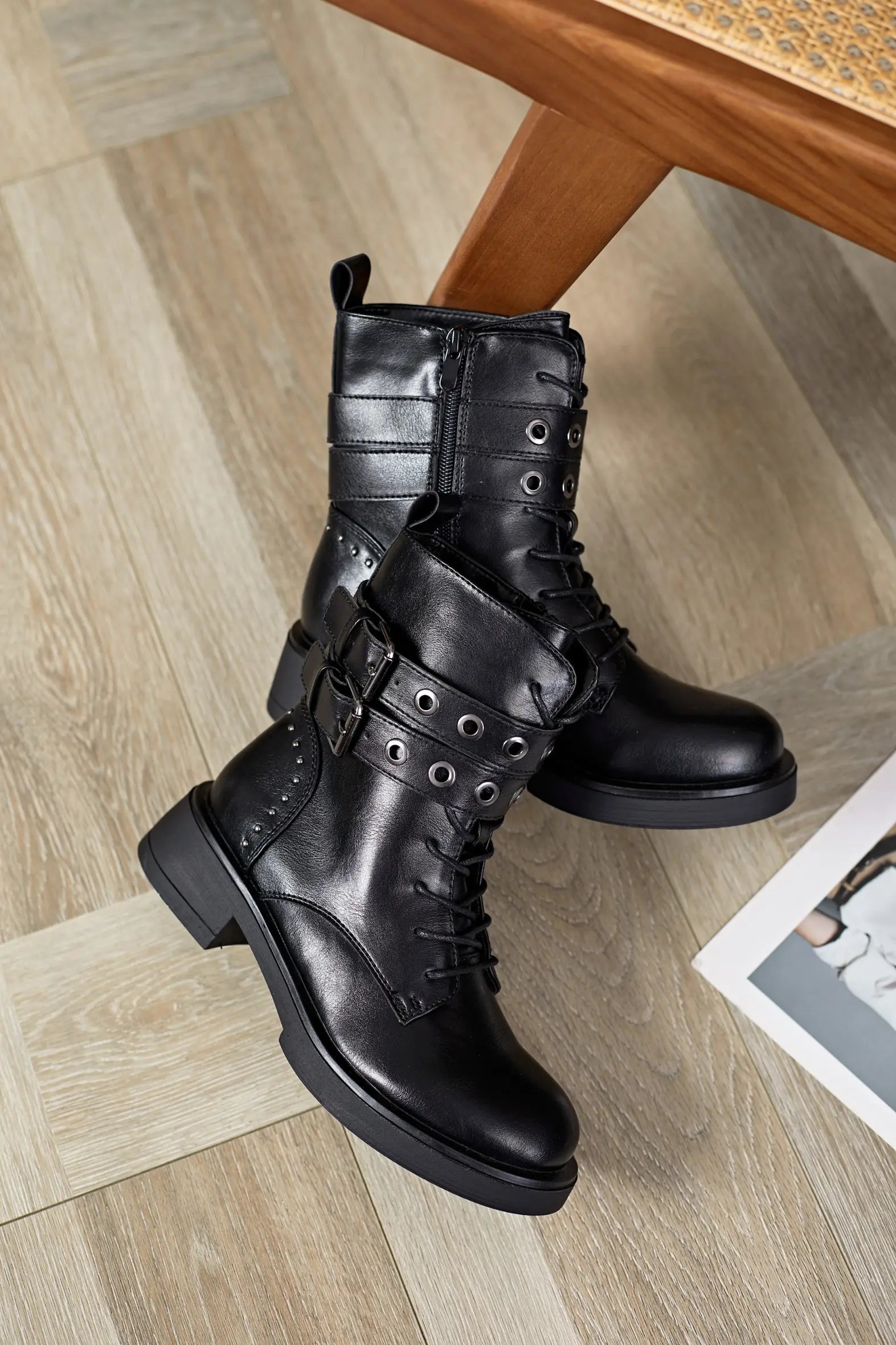 BOTTINES NOIRES FEMME AVEC DOUBLE BOUCLE ET CLOUS DÉCORATIFS - Casualmode.fr