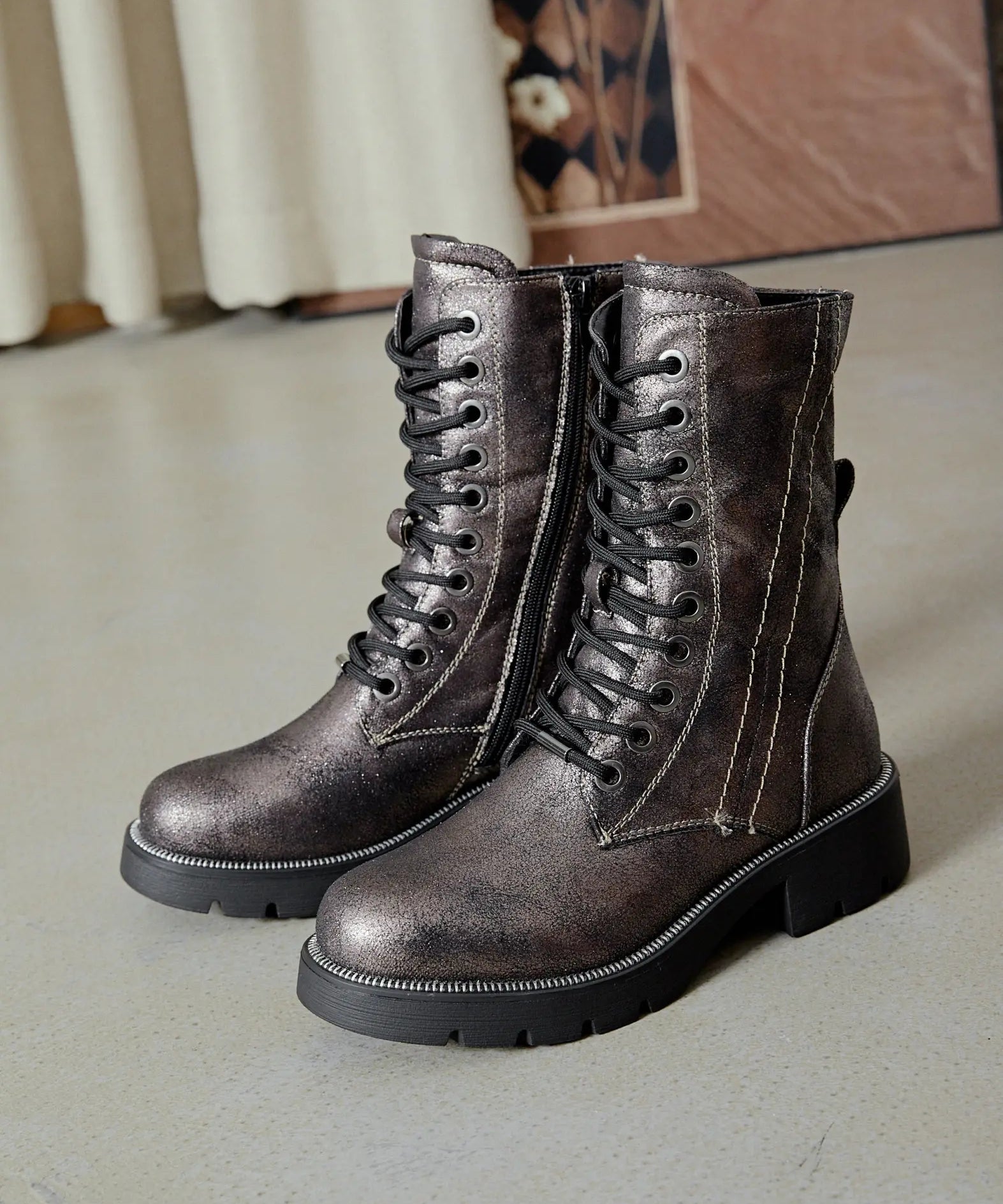 BOTTINES COMBAT FEMME MÉTALLISÉES AVEC SEMELLE CRANTÉE - Casualmode.fr