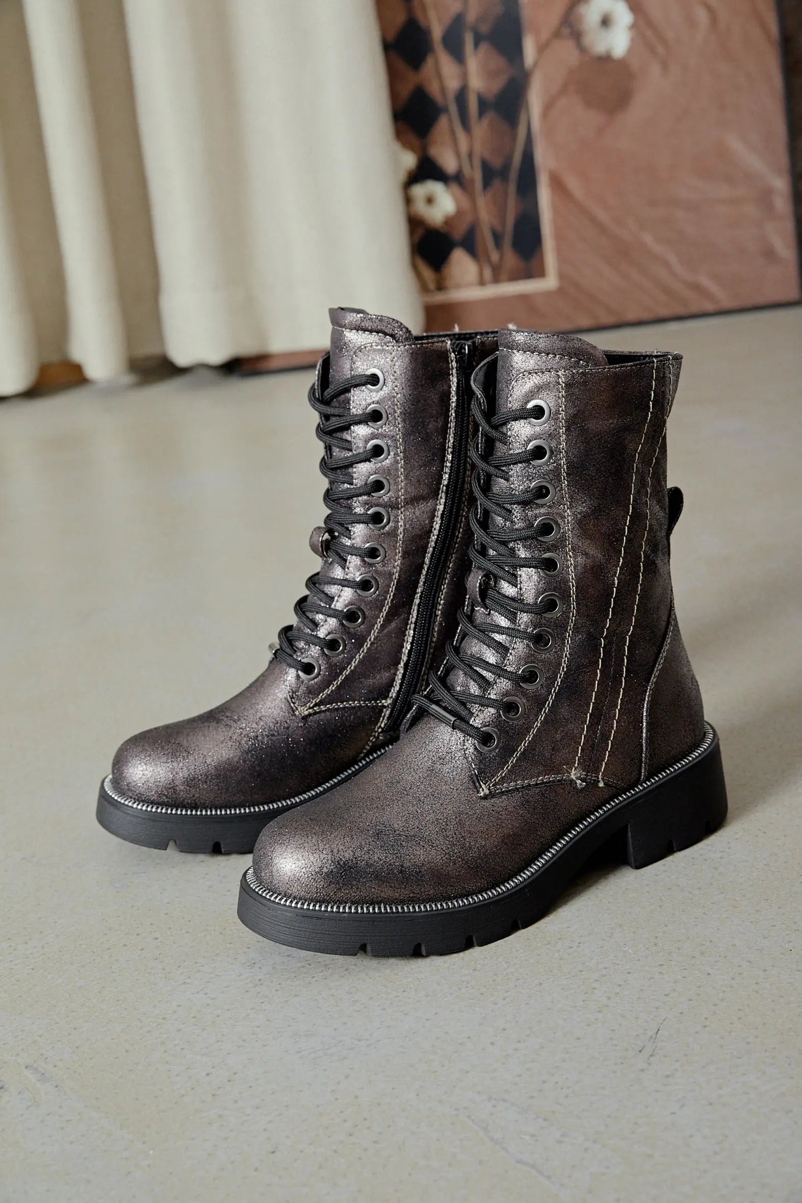 BOTTINES COMBAT FEMME MÉTALLISÉES AVEC SEMELLE CRANTÉE - Casualmode.fr
