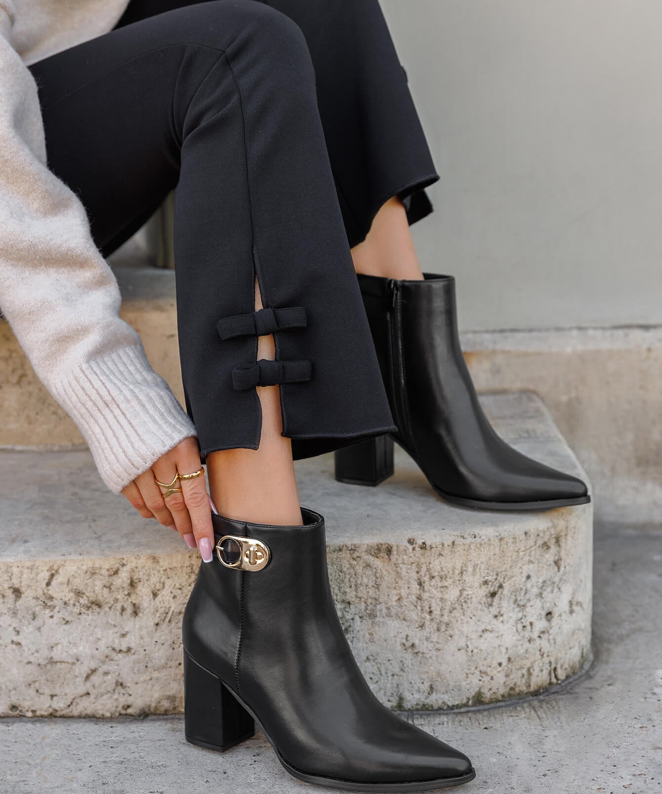 BOTTINES NOIRES – TALON HAUT ET BOUCLE DORÉE - Casualmode.fr