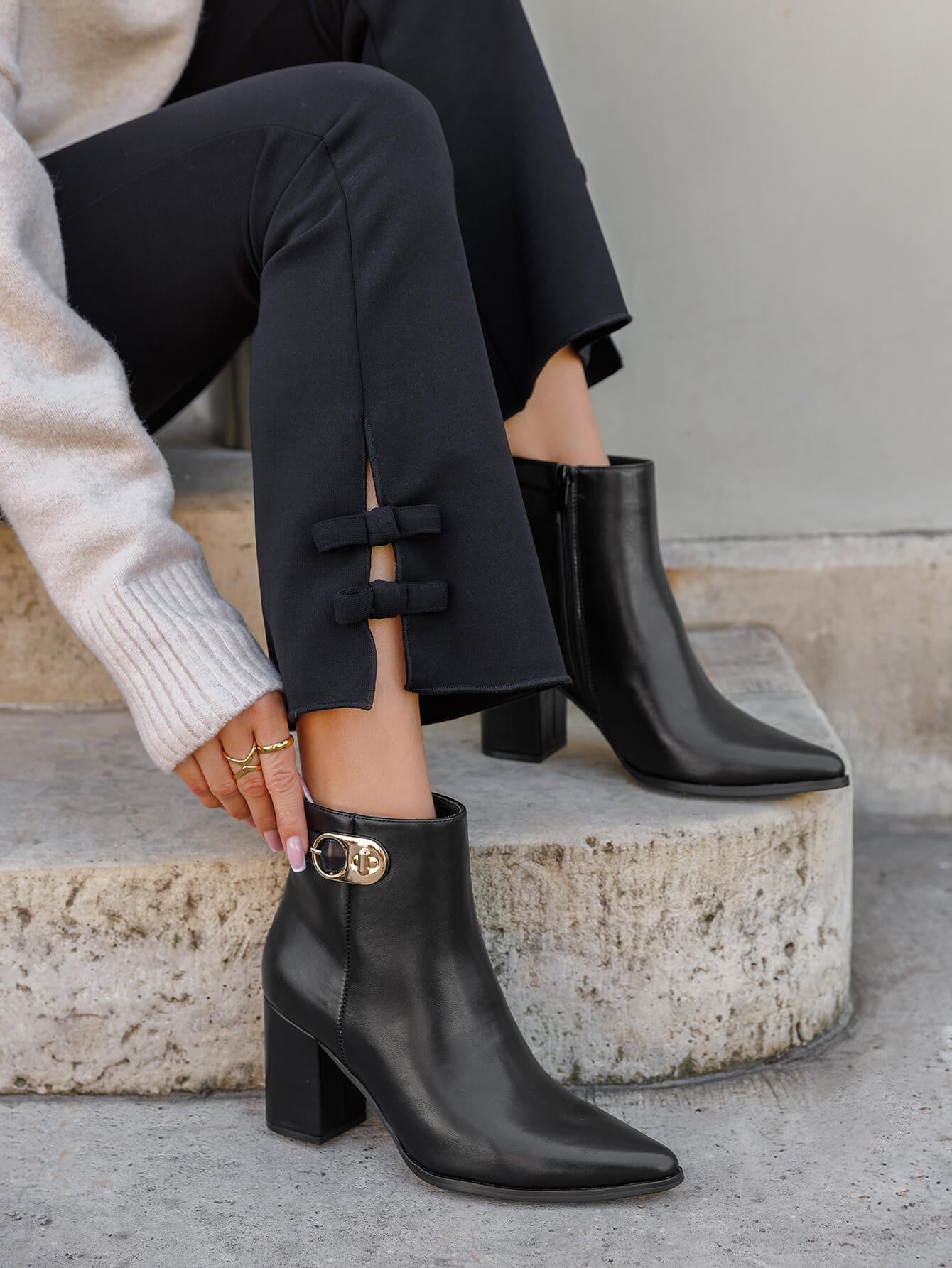 BOTTINES NOIRES – TALON HAUT ET BOUCLE DORÉE - Casualmode.fr
