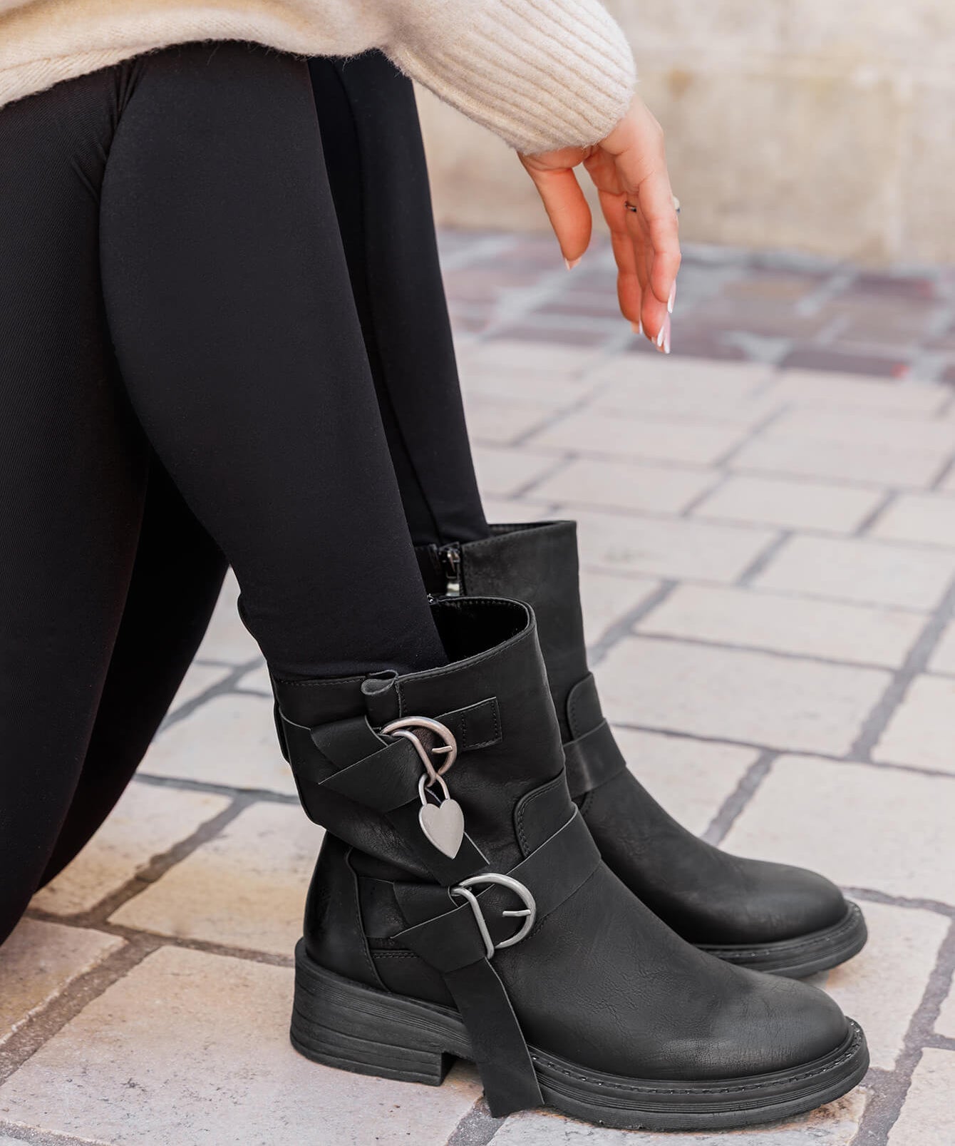BOTTINES NOIRES BIKER – DÉTAILS CŒUR MÉTALLIQUE - Casualmode.fr