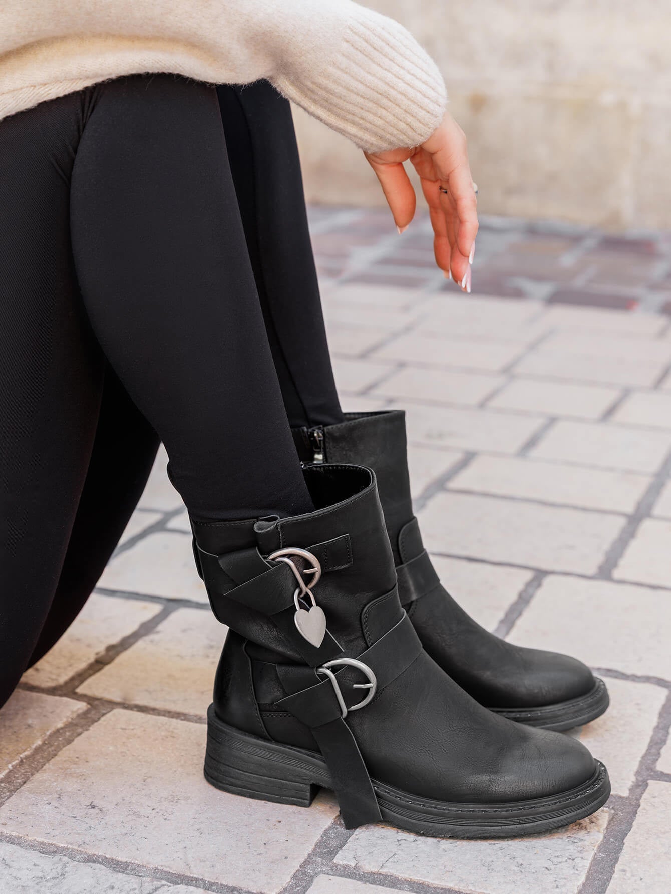 BOTTINES NOIRES BIKER – DÉTAILS CŒUR MÉTALLIQUE - Casualmode.fr