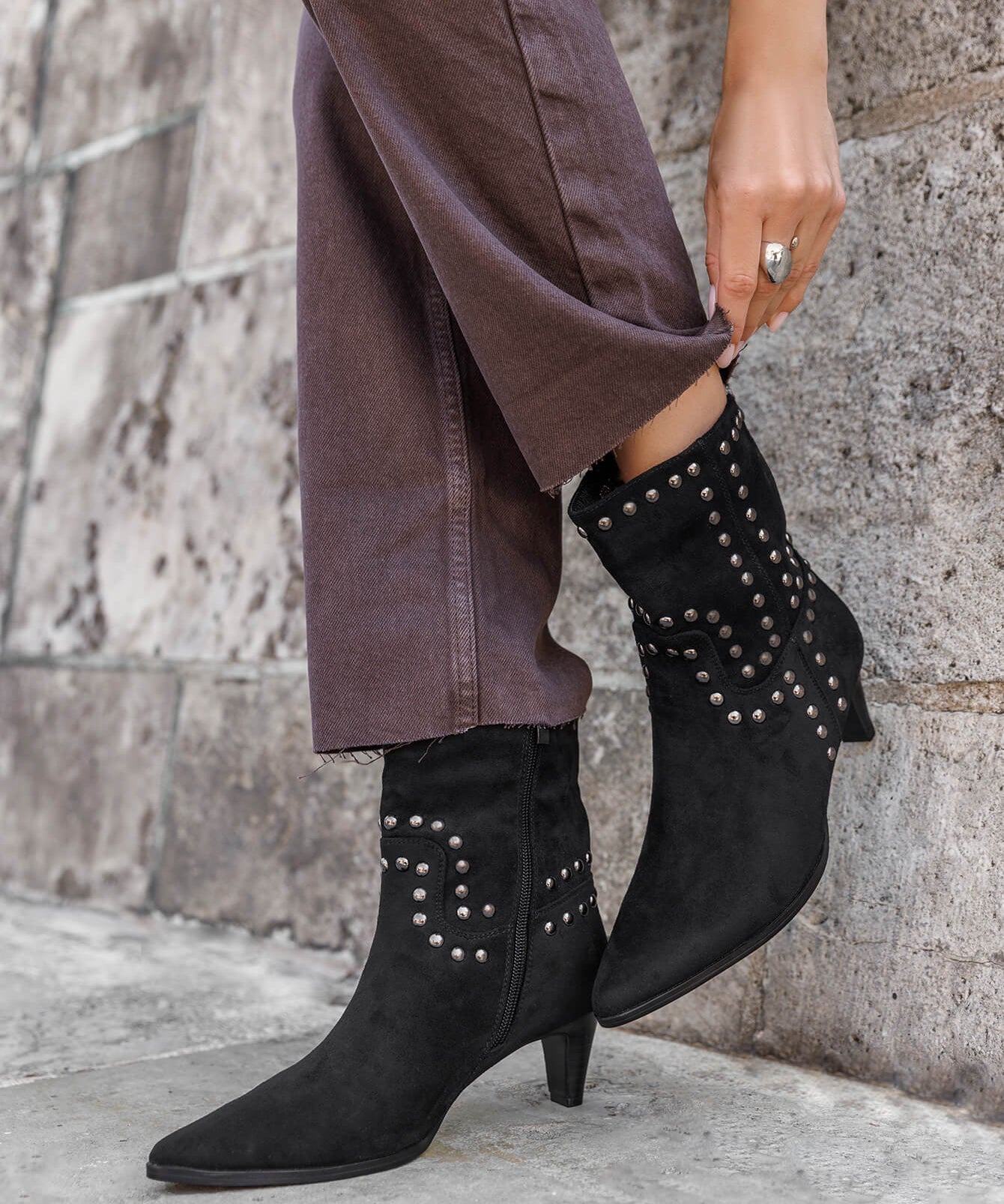 BOTTINES NOIRES À CLOUS – STYLE ROCK CHIC - Casualmode.fr
