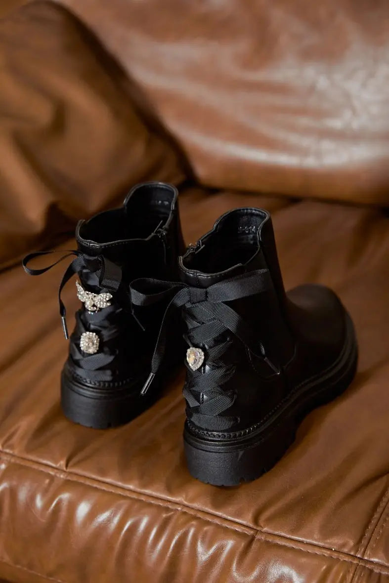 CHELSEA BOOTS NOIRES À SEMELLE CRANTÉE ET NOEUD ARRIÈRE - Casualmode.fr