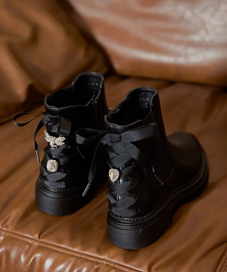 CHELSEA BOOTS NOIRES À SEMELLE CRANTÉE ET NOEUD ARRIÈRE - Casualmode.fr