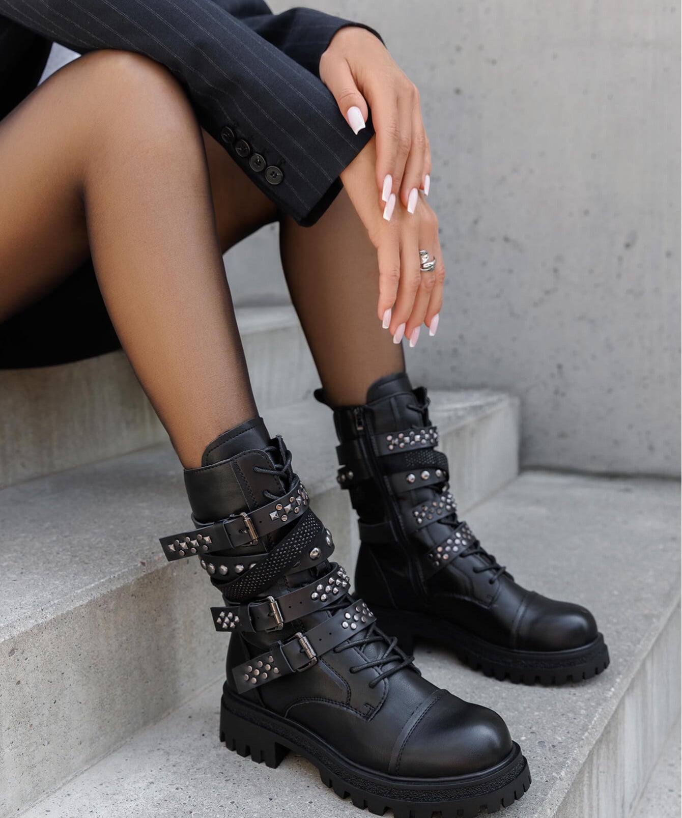 BOTTES NOIRES ROCK À SANGLES ET CLOUS - Casualmode.fr