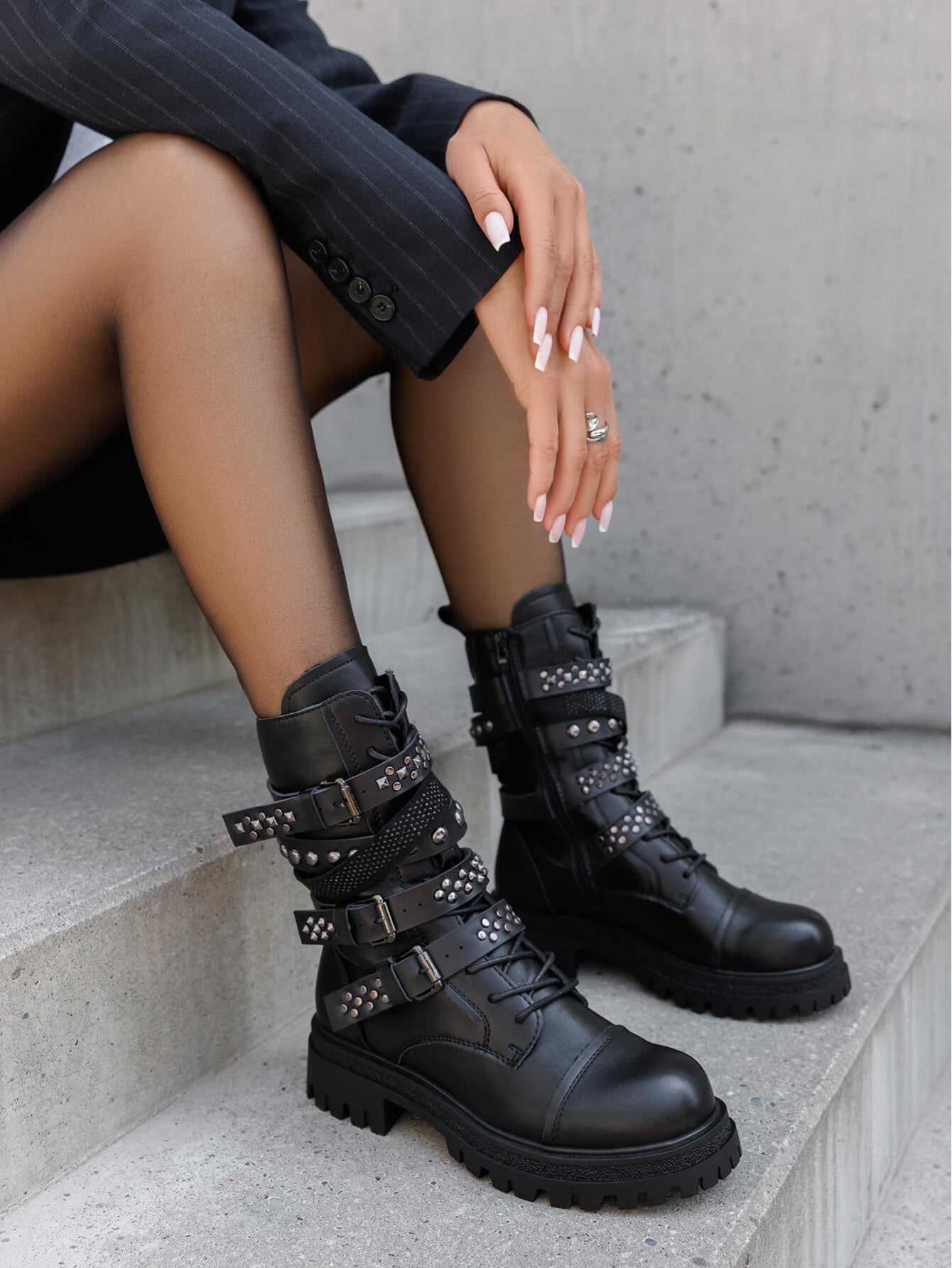 BOTTES NOIRES ROCK À SANGLES ET CLOUS - Casualmode.fr