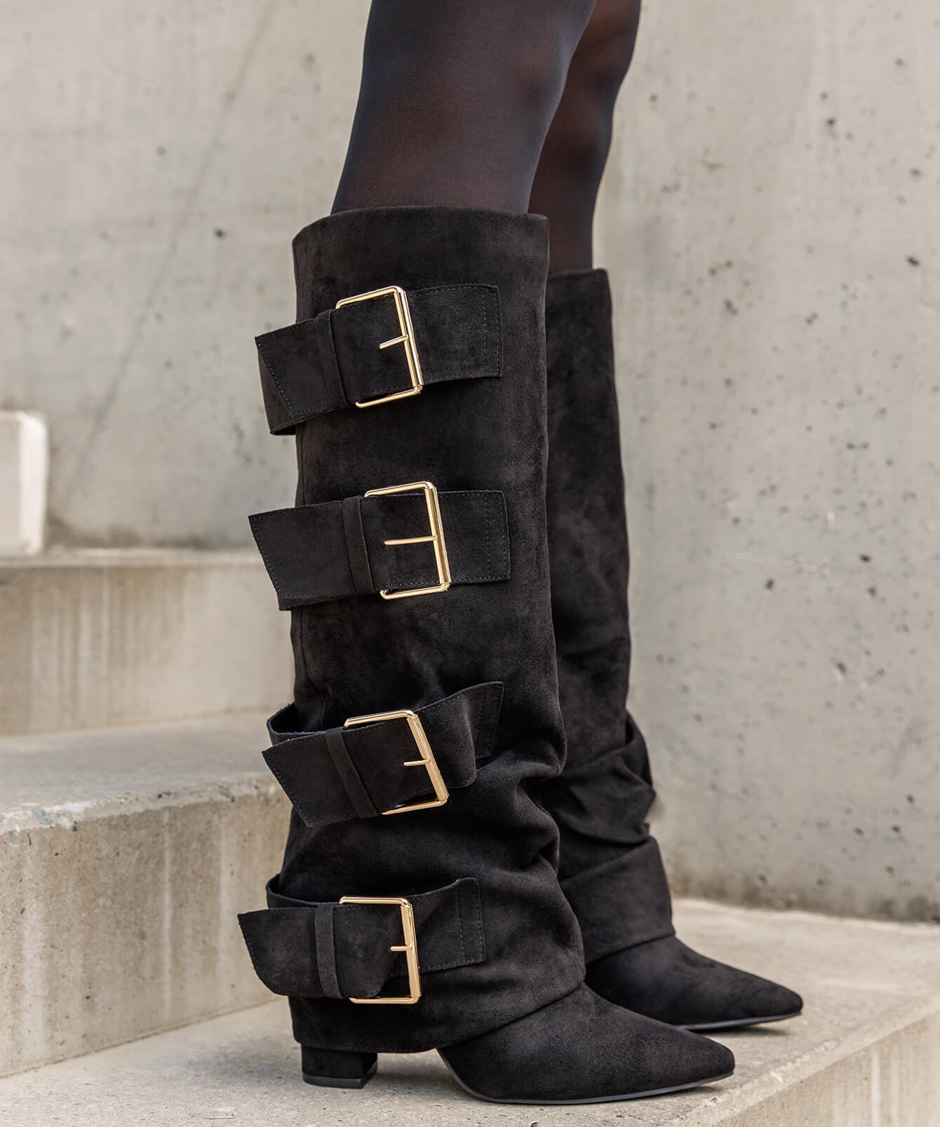 BOTTES NOIRES À GRANDES BOUCLES – STYLE GLAM CHIC - Casualmode.fr