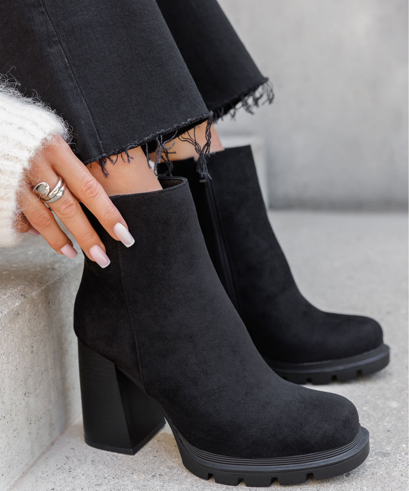 BOTTINES NOIRES À TALON ÉPAIS EN SUÉDINE - Casualmode.fr