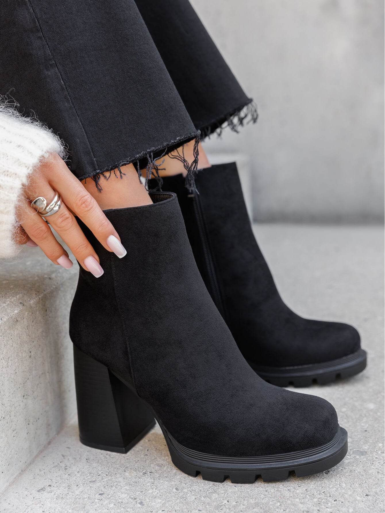 BOTTINES NOIRES À TALON ÉPAIS EN SUÉDINE - Casualmode.fr