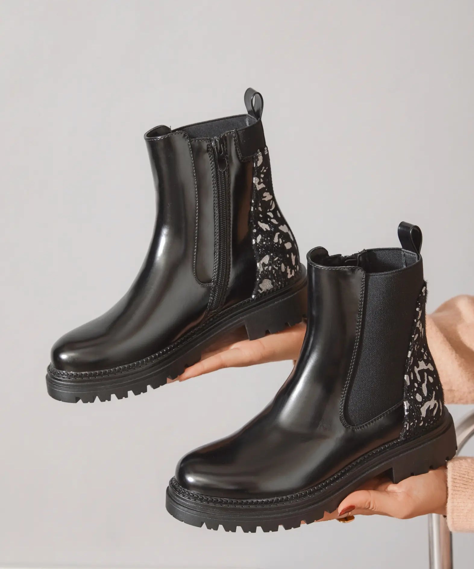 BOTTINES NOIRES CHELSEA À TALON COMPENSÉ ET DÉTAIL IMPRIMÉ - Casualmode.fr