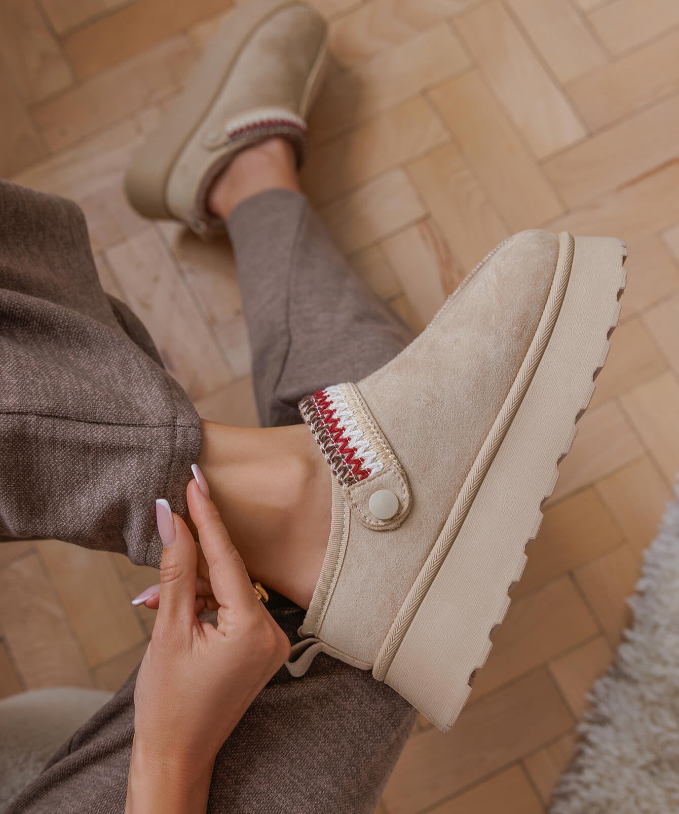 MULES FOURRÉES BEIGE À SEMELLE ÉPAISSE - Casualmode.fr