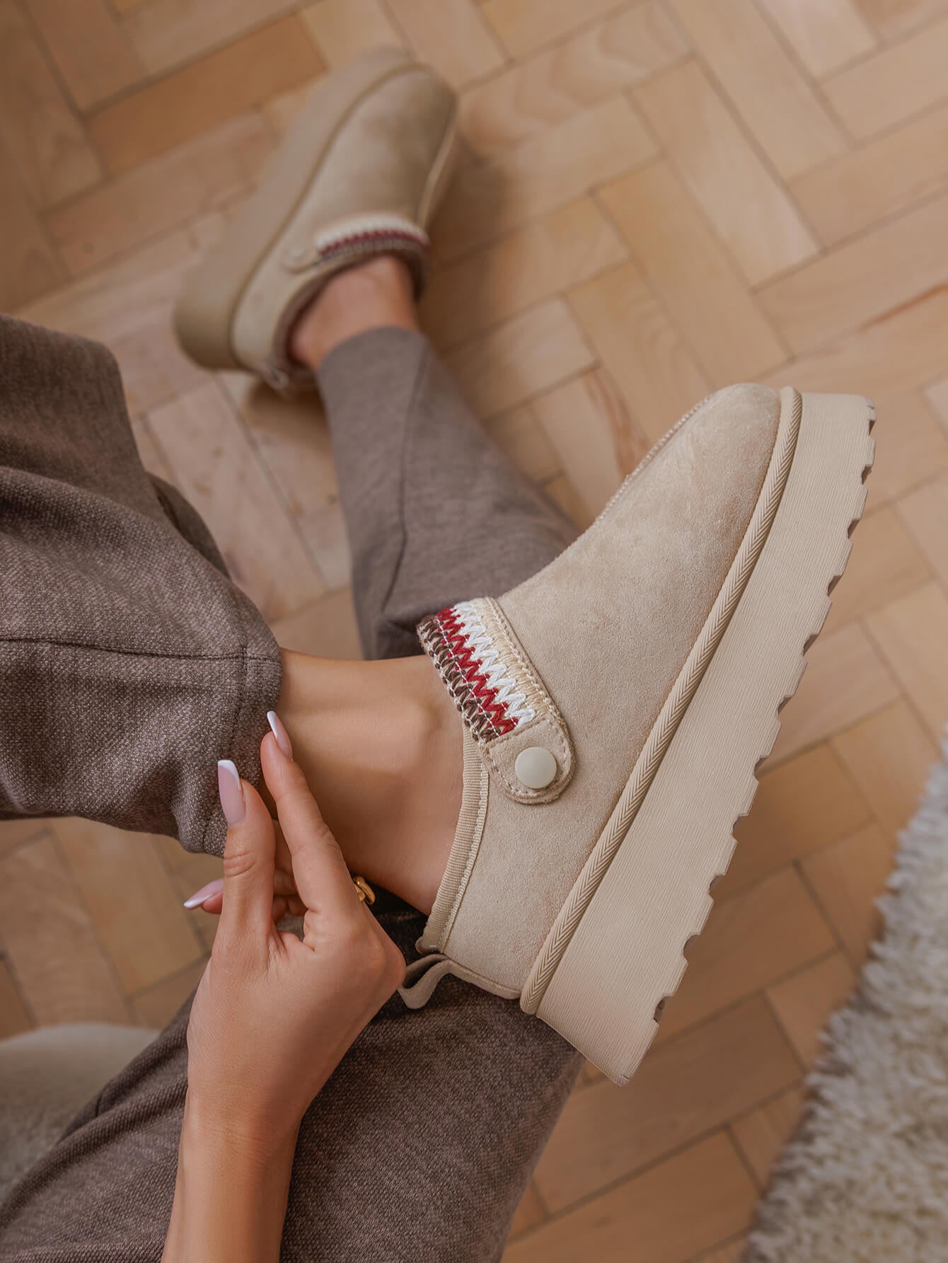 MULES FOURRÉES BEIGE À SEMELLE ÉPAISSE - Casualmode.fr