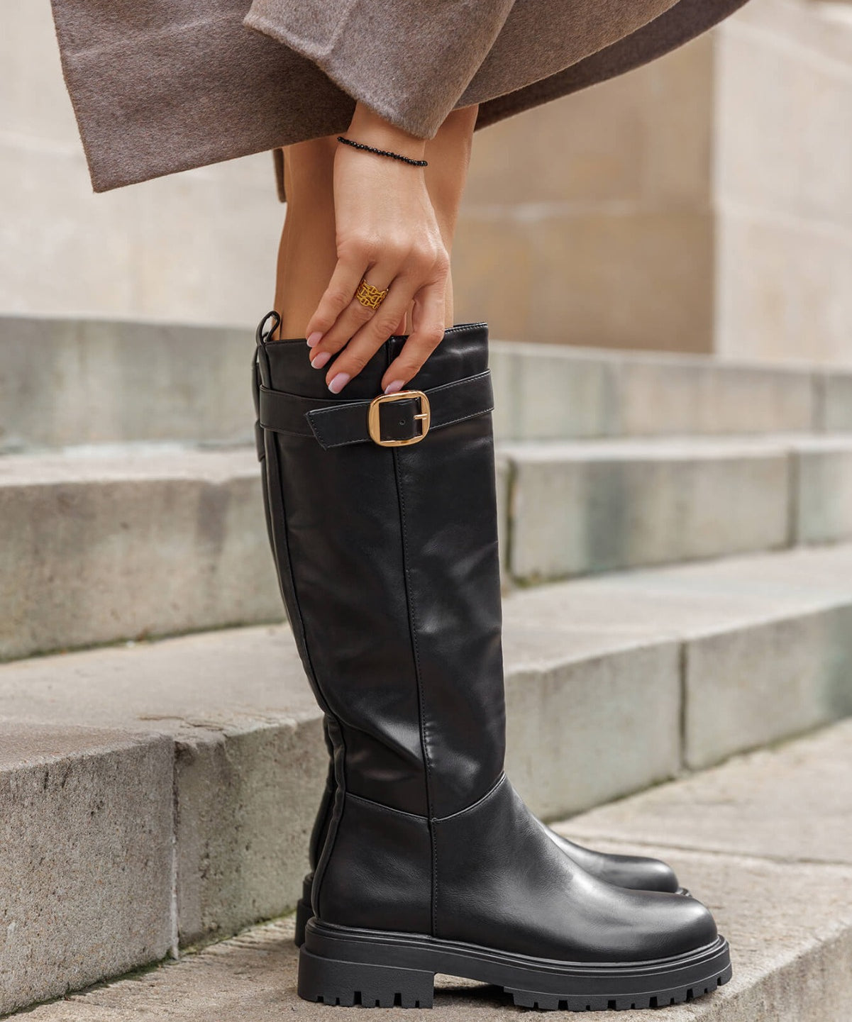 BOTTES NOIRES FEMME HAUTE À BOUCLE – TALON 4 CM SEMELLE CRANTÉE - Casualmode.fr