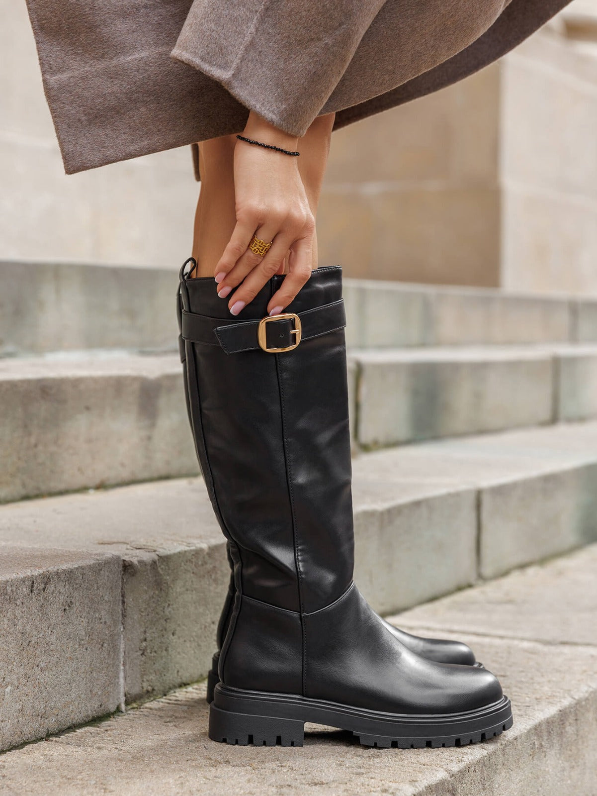 BOTTES NOIRES FEMME HAUTE À BOUCLE – TALON 4 CM SEMELLE CRANTÉE - Casualmode.fr