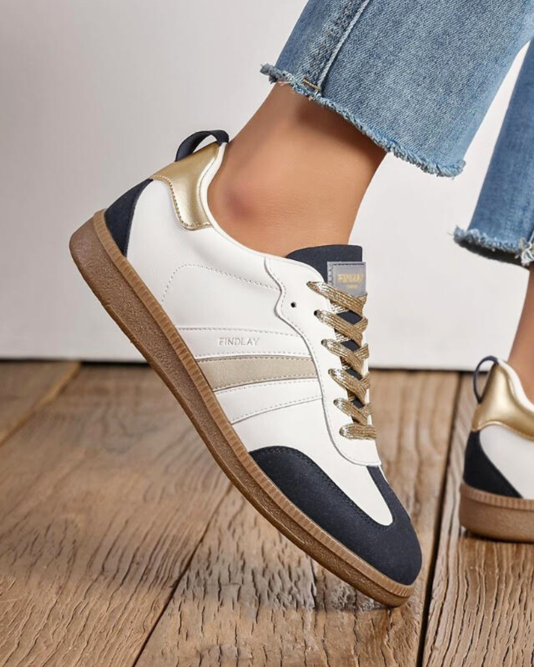 BASKETS FEMME BLANCHES ET BLEU MARINE- DÉTAILS DORÉS ET SEMELLE GOMME - Casualmode.fr