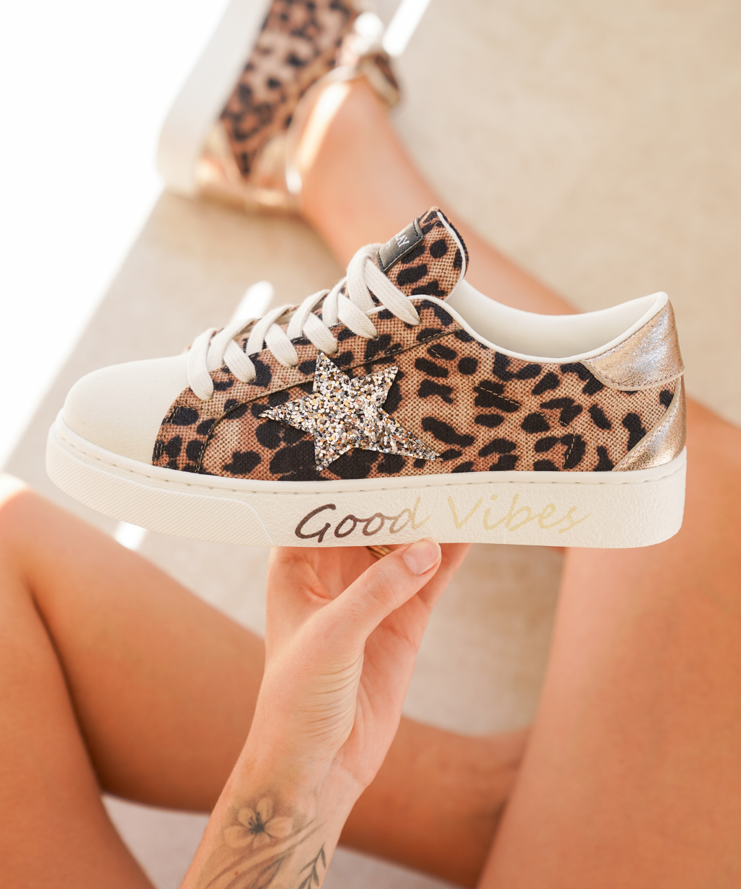 BASKETS LÉOPARD FEMME AVEC ÉTOILE STRASS ET SEMELLE "GOOD VIBES" - Casualmode.fr