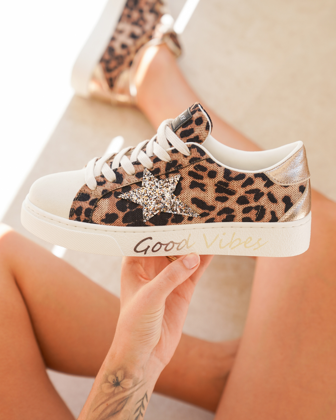 BASKETS LÉOPARD FEMME AVEC ÉTOILE STRASS ET SEMELLE "GOOD VIBES" - Casualmode.fr