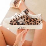 BASKETS LÉOPARD FEMME AVEC ÉTOILE STRASS ET SEMELLE "GOOD VIBES" - Casualmode.fr