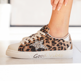 BASKETS LÉOPARD FEMME AVEC ÉTOILE STRASS ET SEMELLE "GOOD VIBES" - Casualmode.fr