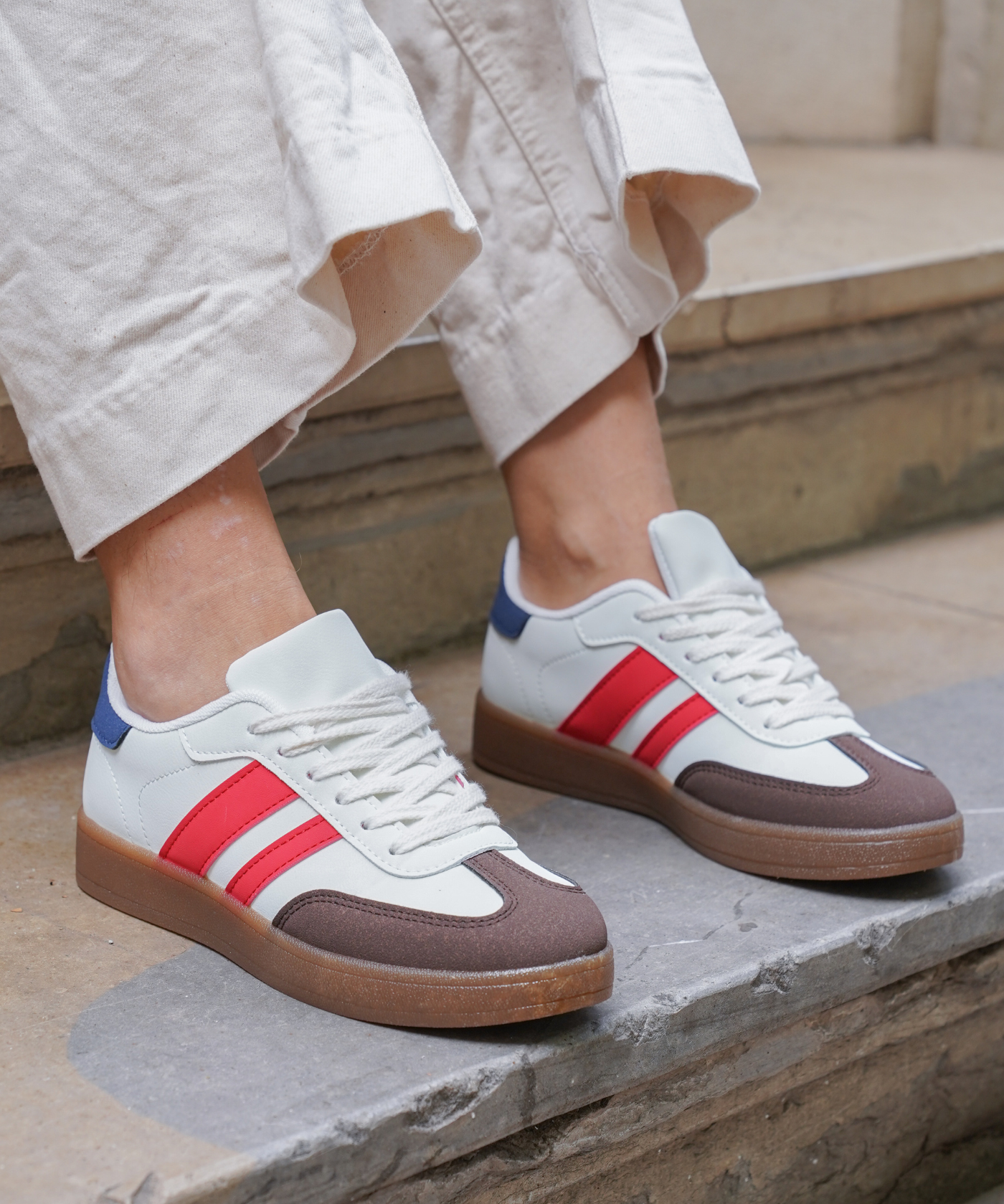 BASKETS BLANCHES À BANDES ROUGES ET DÉTAILS MARINE - Casualmode.fr