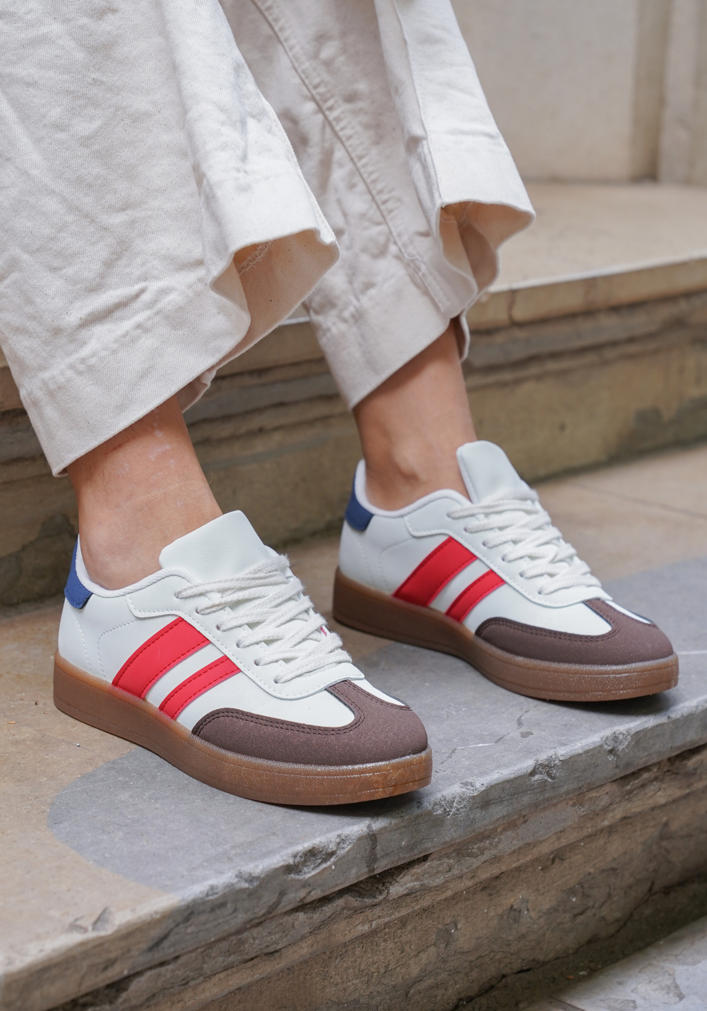 BASKETS BLANCHES À BANDES ROUGES ET DÉTAILS MARINE - Casualmode.fr