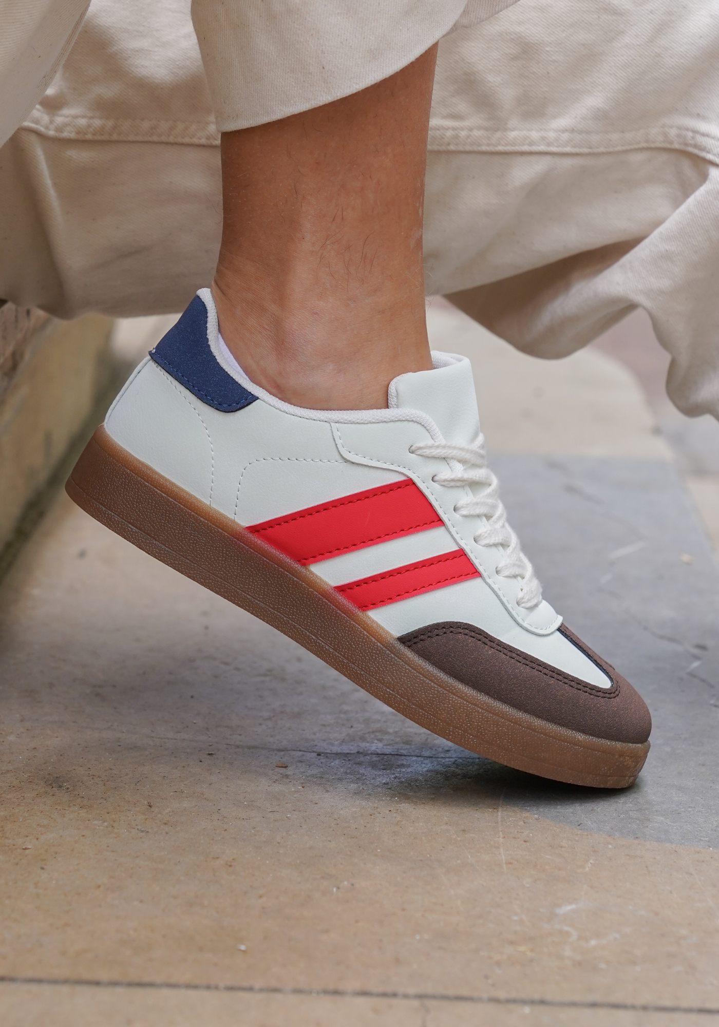 BASKETS BLANCHES À BANDES ROUGES ET DÉTAILS MARINE - Casualmode.fr