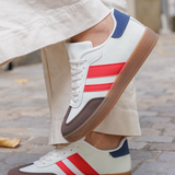 BASKETS BLANCHES À BANDES ROUGES ET DÉTAILS MARINE - Casualmode.fr