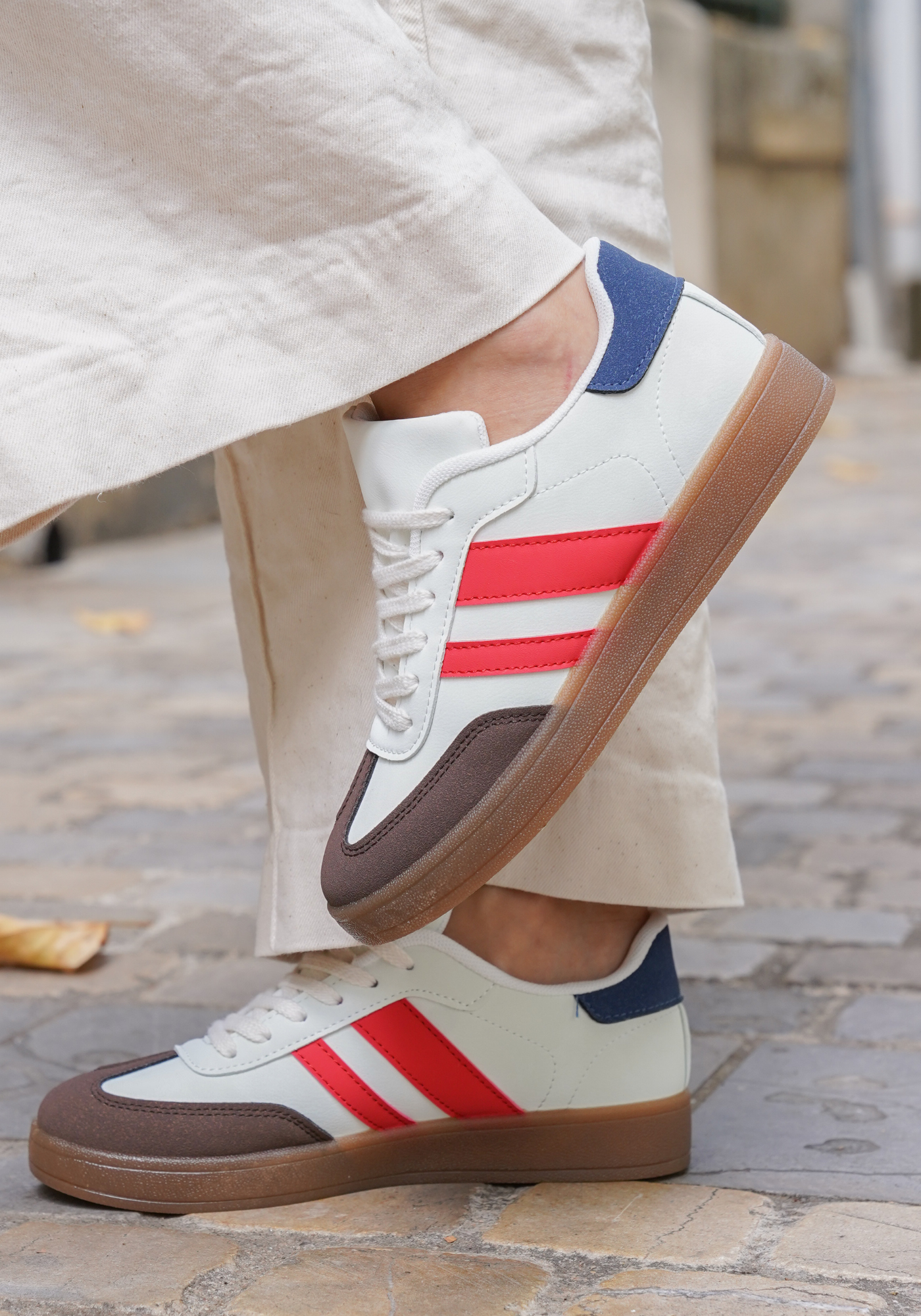 BASKETS BLANCHES À BANDES ROUGES ET DÉTAILS MARINE - Casualmode.fr