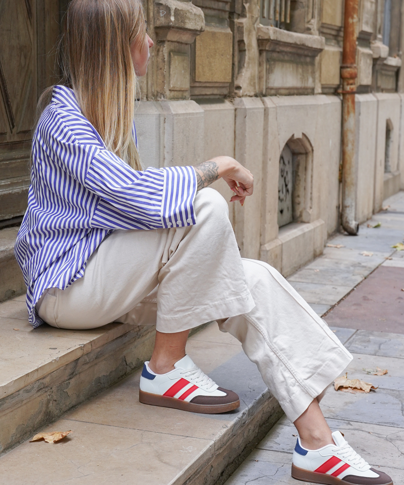 BASKETS BLANCHES À BANDES ROUGES ET DÉTAILS MARINE - Casualmode.fr