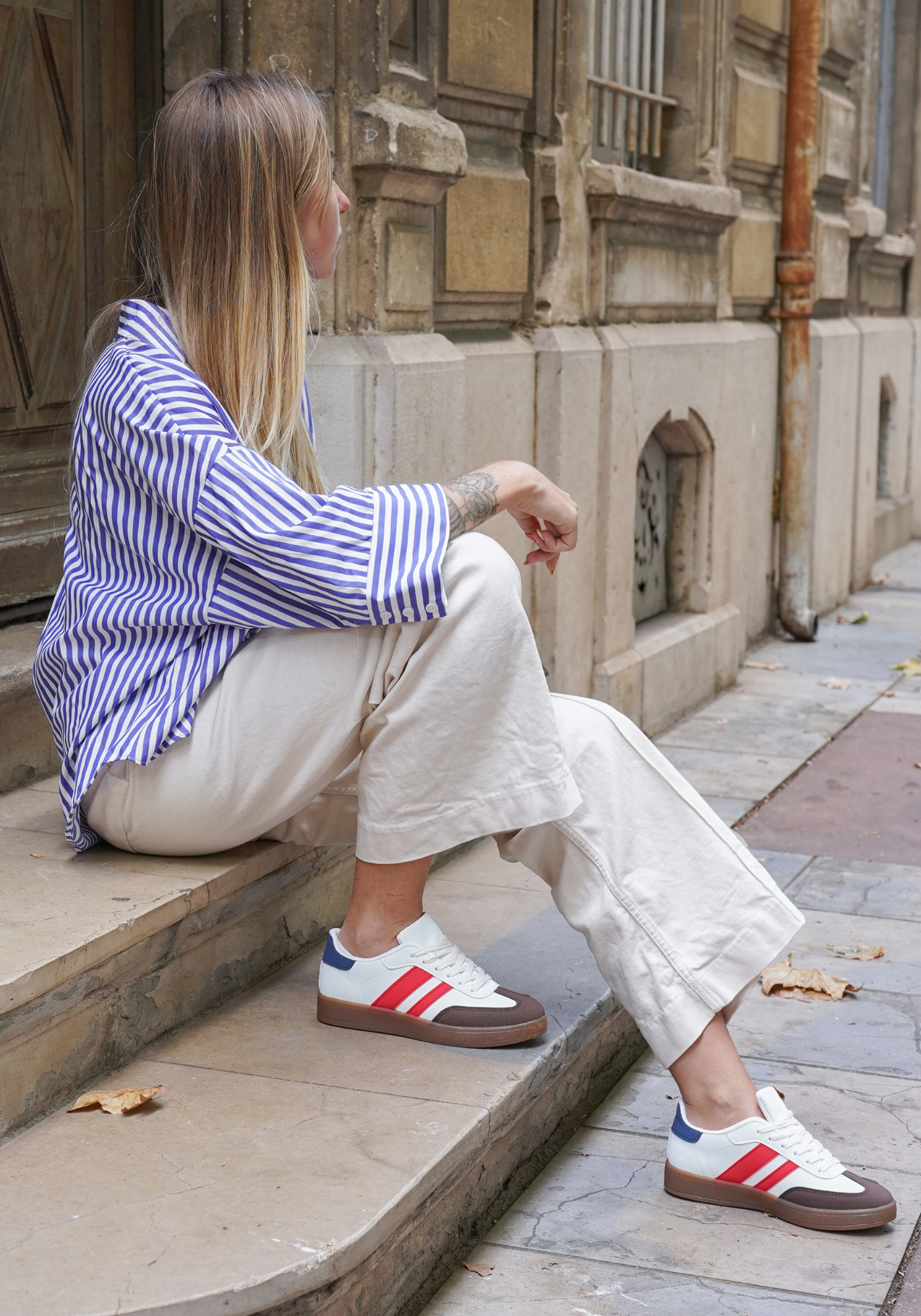 BASKETS BLANCHES À BANDES ROUGES ET DÉTAILS MARINE - Casualmode.fr
