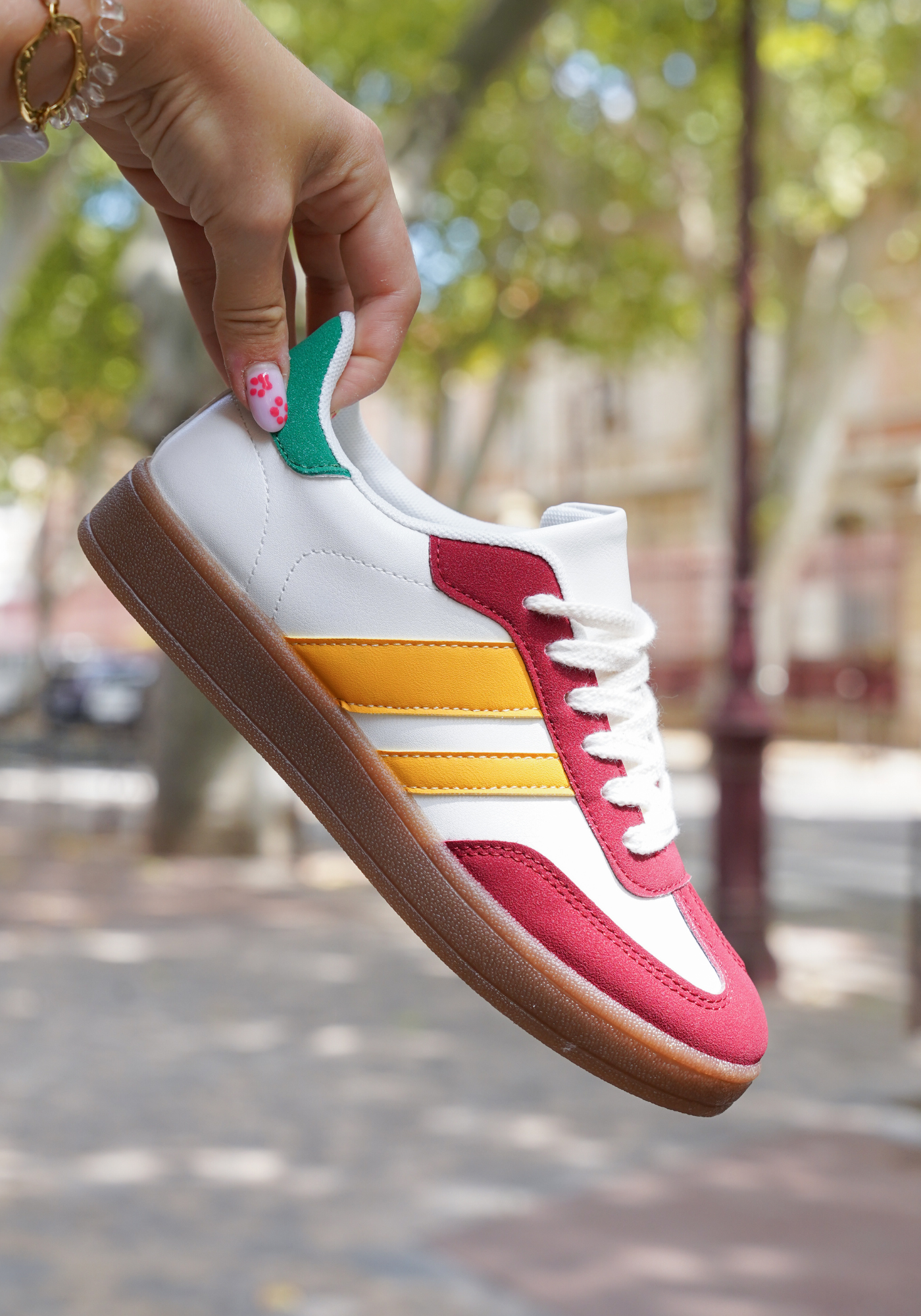 BASKETS BLANCHES ET ROUGES À BANDES ORANGE - Casualmode.fr