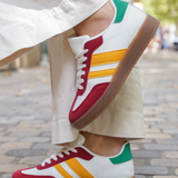 BASKETS BLANCHES ET ROUGES À BANDES ORANGE - Casualmode.fr