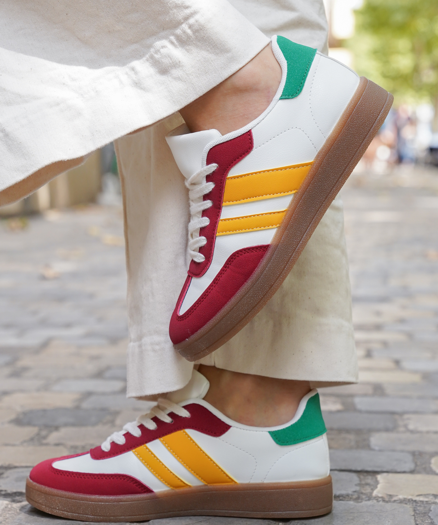 BASKETS BLANCHES ET ROUGES À BANDES ORANGE - Casualmode.fr