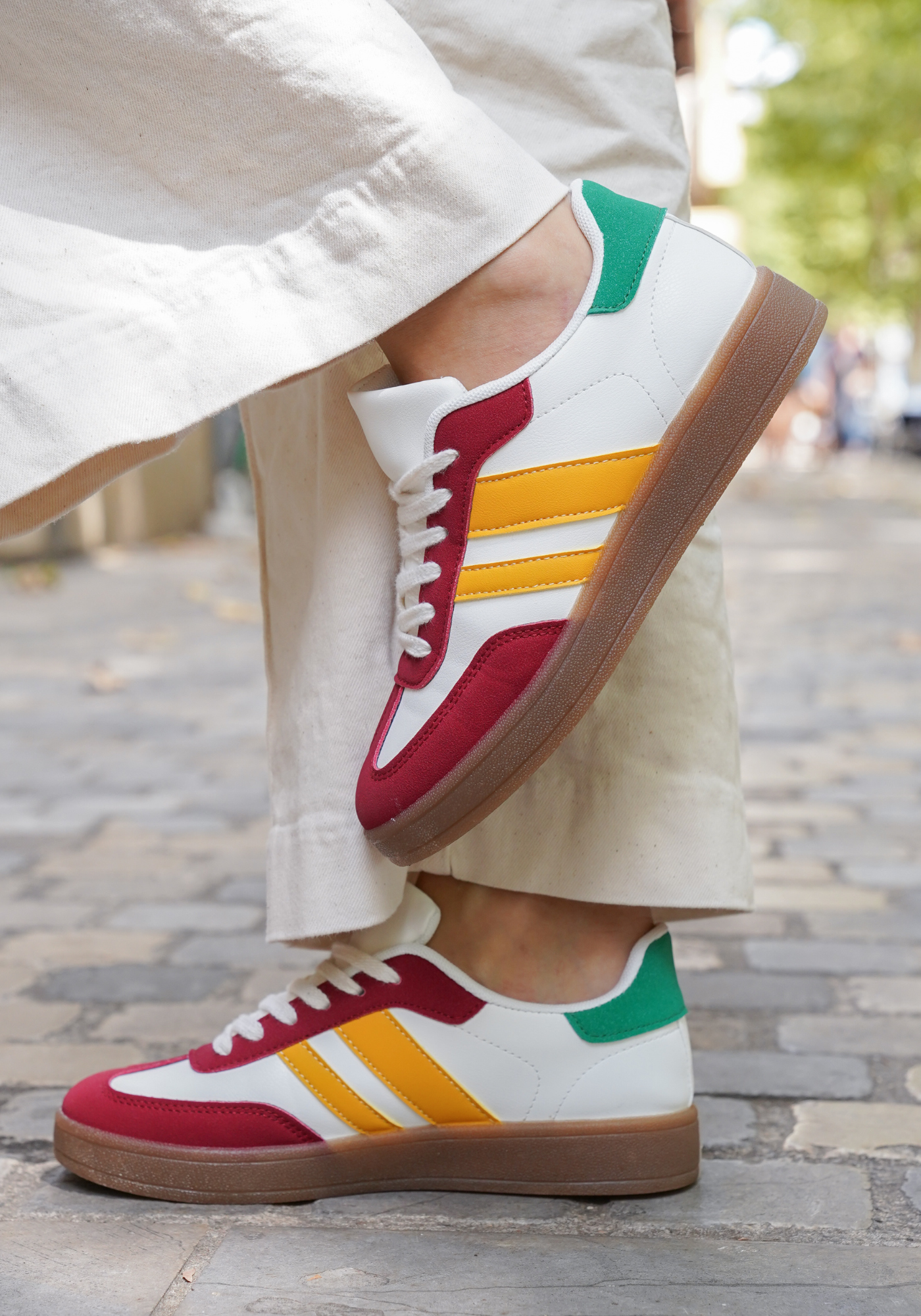 BASKETS BLANCHES ET ROUGES À BANDES ORANGE - Casualmode.fr