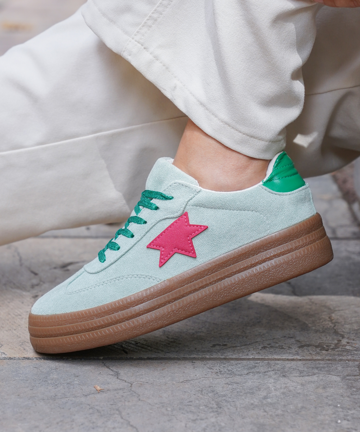 BASKETS VERT CLAIR ÉTOILE ROUGE – STYLE URBAIN CHIC - Casualmode.fr
