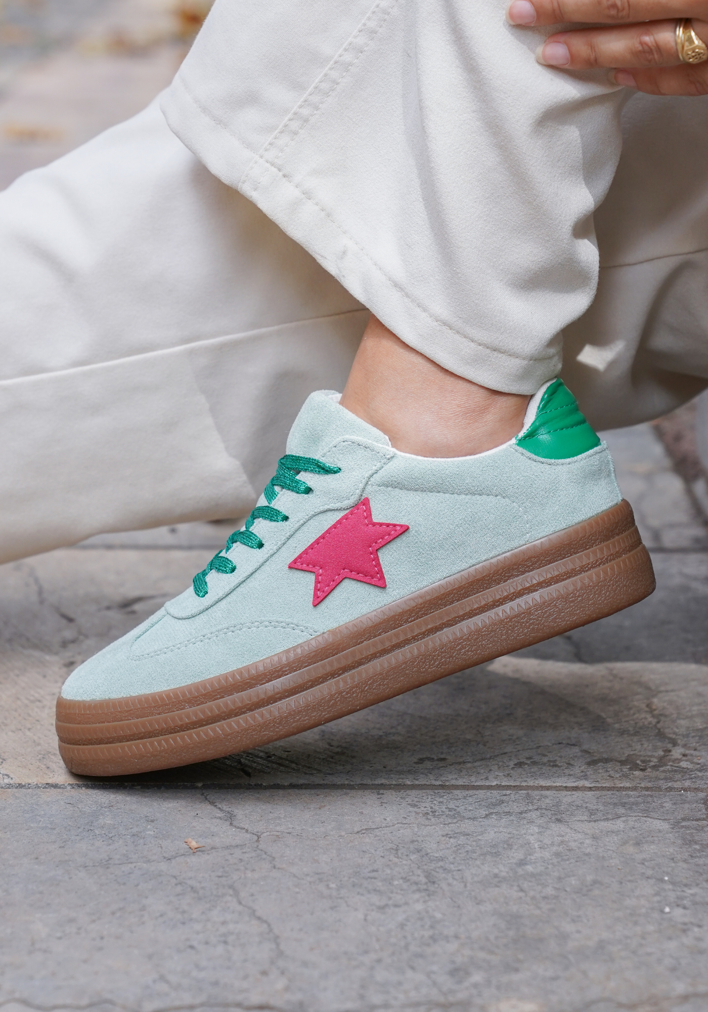 BASKETS VERT CLAIR ÉTOILE ROUGE – STYLE URBAIN CHIC - Casualmode.fr