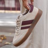 BASKETS BEIGE À BANDES BORDEAUX - Casualmode.fr