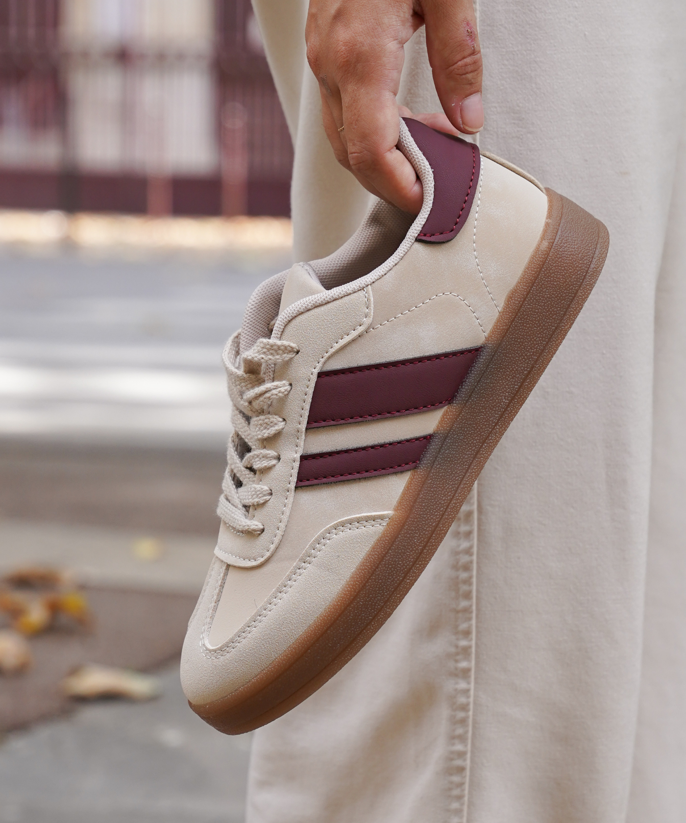 BASKETS BEIGE À BANDES BORDEAUX - Casualmode.fr